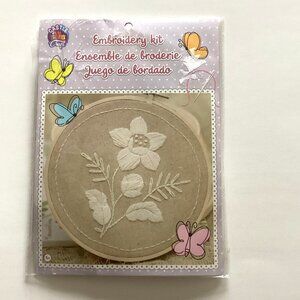 NIB Castle Craft Flower Embroidery Floral Kit Crafts Crafting